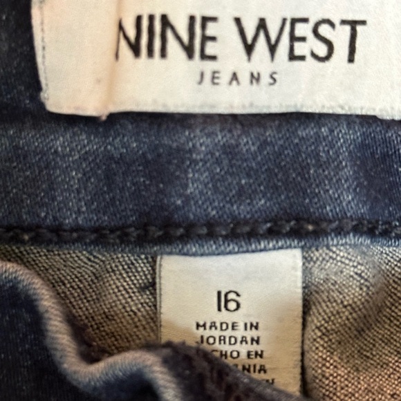 Nine West Pull-on Crop Jeans - Picture 4 of 5